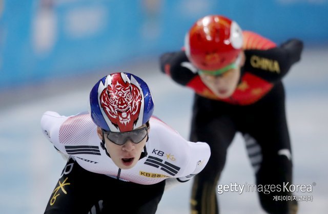 한국 쇼트트랙의 약점이던 500m에 샛별이 떴다. 황대헌(앞쪽)은 9일(한국시간) 불가리아 소피아에서 열린 ISU 2019 쇼트트랙 세계선수권대회 남자 500m 결승에서 종목 최강 우다징(중국)을 꺾고 금메달을 목에 걸었다. 2018년에 이어 2년 연속 우승의 기쁨도 함께 누렸다. 사진=게티이미지코리아