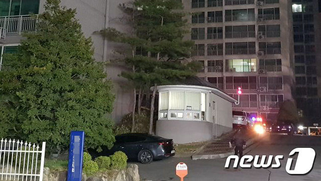 10일 오후 10시 20분쯤 경북 문경시 모전동 한 아파트에 폭탄이 있다는 문자신고가 119에 들어와 아파트 주민 800여명이 긴급 대피하고 경찰특공대, 군당국이 현장에 출동해 수색작업을 벌이고 있다(문경소방서제공)2019.3.11/뉴스1