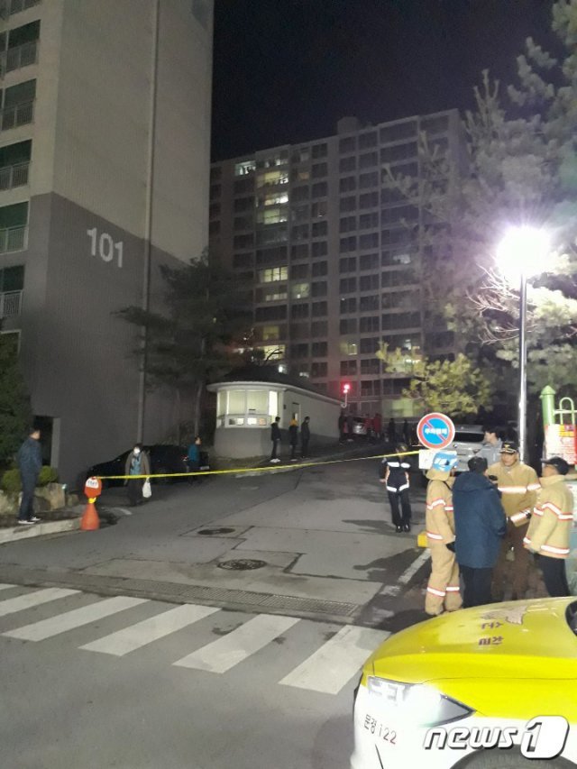 10일 오후 10시 20분쯤 경북 문경시 모전동 한 아파트에 폭탄이 있다는 문자신고가 119에 들어와 아파트 주민 800여명이 긴급 대피하고 경찰특공대, 군당국이 현장에 출동해 수색작업을 벌이고 있다(문경경찰서제공)2019.3.11/뉴스1
