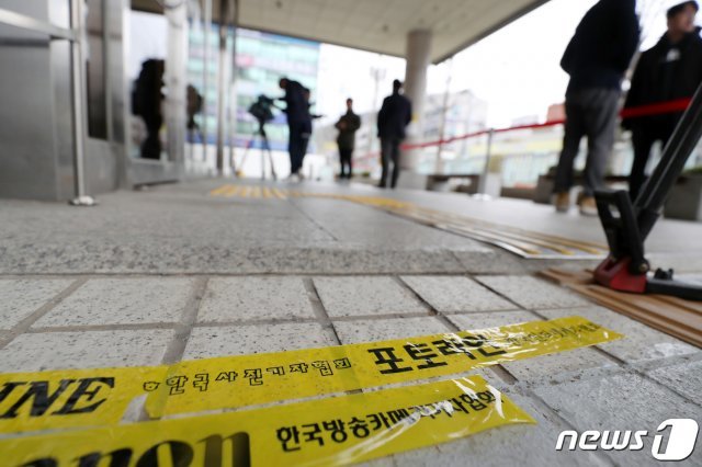 고(故) 조비오 신부 사자명예훼손 혐의를 받고 있는 전두환씨의 ‘광주 재판’이 하루 앞으로 다가온 10일 오후 광주법원 법정 앞에 적막감이 흐르고 있다. 전씨는 지난 2017년 4월 펴낸 회고록에서 5·18 피해자인 조 신부의 헬기 사격 목격 증언이 거짓이라고 주장하며, 조 신부를 거짓말쟁이라고 비난하고 명예를 훼손한 혐의로 기소돼 11일 5·18 피고인 신분으로 23년 만에 다시 법정에 선다. 2019.3.10/뉴스1 © News1