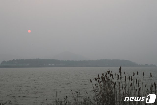 나흘 연속 수도권 미세먼지 비상조치가 발령된 4일 인천광역시 용진군 백령도 담수호에서 바라본 백령도가 뿌옇게 보이고 있다. (옹진군청 제공) 2019.3.4/뉴스1