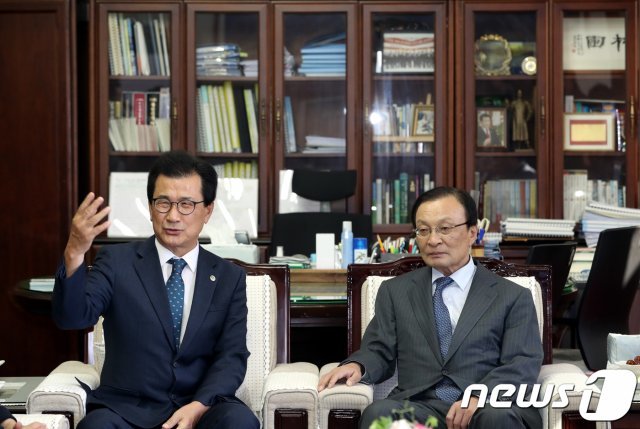 이해찬 더불어민주당 대표와 이시종 충북지사가 8일 오후 충북도청 대회의실에서 열린 충북도 예산정책협의회에 앞서 대화를 나누고 있다. 2018.10.8/뉴스1 © News1