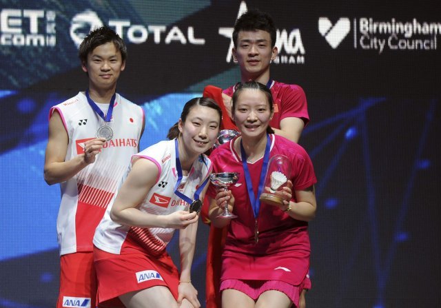 전영오픈 혼합복식 금메달과 은메달을 나눠가진 중국과 일본 선수들. AP=뉴시스
