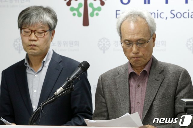 문성현 경제사회노동위원회 위원장이 11일 오전 서울 종로구 경사노위에서 열린 기자간담회에서 굳은 표정을 짓고 있다. 이날 경사노위 3차 본위원회가 열릴 예정이었으나 청년·여성·비정규직 대표 3명 보이콧 등으로 의결 정족수를 채우지 못했다. 2019.3.11/뉴스1 © News1