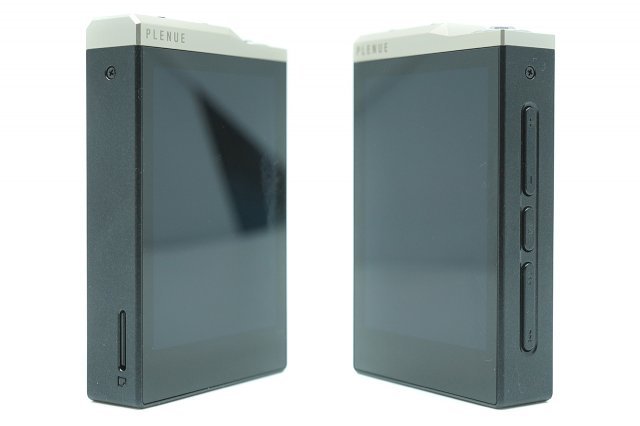 기기 측면에는 메모리카드 슬롯과 조작 버튼이 제공된다, 출처=IT동아