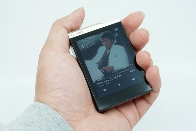 한 손에 쏙 들어올 정도로 작다. 무게도 가볍다, 출처=IT동아