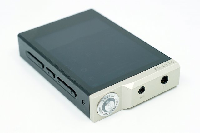 3.5mm(언밸런스)와 2.5mm(밸런스) 단자와 전원 버튼이 제공된다. 전원 버튼에는 LED가 점등된다, 출처=IT동아