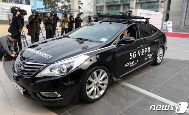 11일 오전 서울 성동구 한양대학교에서 열린 한양대-LG유플러스 5G 자율주행차 공개 시연행사에서 연구원이 자율주행차량 A1을 시연하고 있다. 2019.3.11/뉴스1