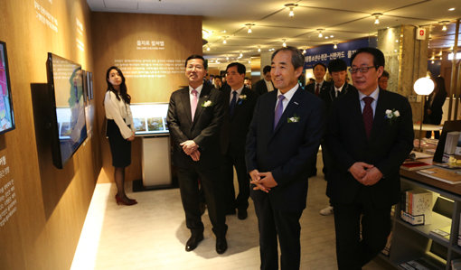 을지로사이 컬처존을 둘러보고 있는 임영진 신한카드 사장(왼쪽 두 번째). 사진제공｜신한카드