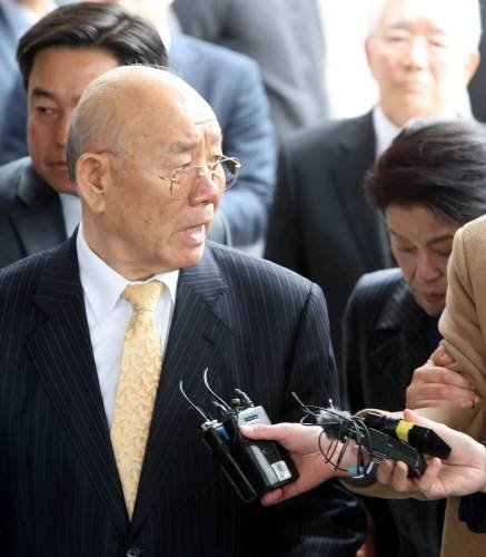 전두환, 광주지법 앞 취재진에 “이거 왜 이래” …‘전형적 치매노인’ 맞아?/사진=뉴시스.