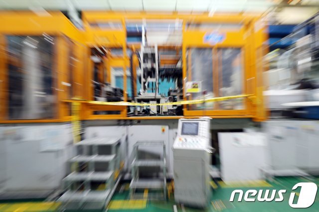 지난 10월 20일 오후 6시43분쯤 제주시 조천읍 교래리 삼다수 생산 공장에서 근로자 김모씨(35)가 삼다수 페트병을 제작하는 기계를 수리하다가 기계에 끼여 숨졌다. 사고 발생 후 모든 생산라인의 가동이 중단됐다. 23일 사고가 발생한 기계에 폴리스 라인이 둘러져 있다.2018.10.23/뉴스1 © News1