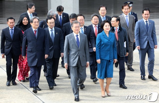 문재인 대통령과 부인 김정숙 여사가 지난 10일 오후 경기도 성남시 서울공항에서 브루나이로 출국하기 위해 발걸음을 옮기고 있다. 문 대통령은 오는 16일까지 브루나이, 말레이시아, 캄보디아 등 아세안(ASEAN) 3개국으로 올 첫 해외 순방을 떠나 신남방정책에 대해 아세안 역내 인식을 제고하고, 구체적이고 실질적인 협력 방안을 도출할 예정이다.2019.3.10/뉴스1 © News1