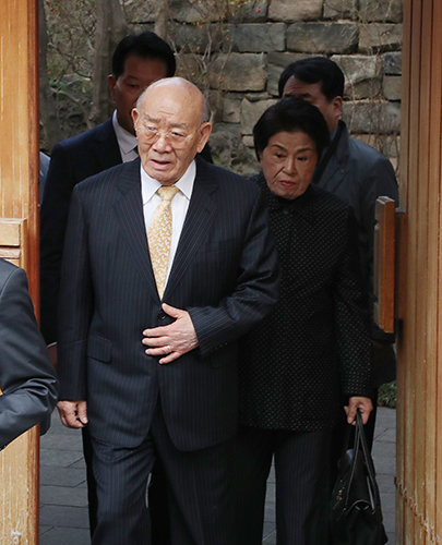 11일 전두환 전 대통령이 부인 이순자 씨와 함께 광주지법에서 열리는 사자명예훼손과 관련된 재판에 출석하기위해 서울 서대문구 연희동 자택을 나서고있다. 김재명 기자 base@donga.com