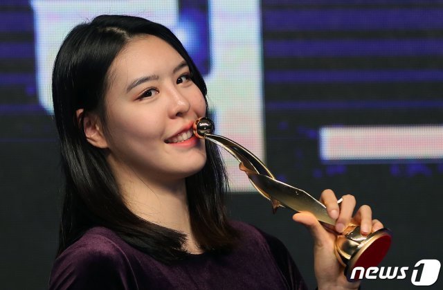 KB스타즈 박지수(21)가 11일 서울 영등포구 63컨벤션센터에서 열린 한국여자농구연맹(WKBL) 주최 우리은행 2018-2019 여자프로농구 정규리그 시상식에서 역대 최연소 정규리그 최우수선수(MVP)상을 수상한 뒤 트로피에 키스하고 있다. 2019.3.11/뉴스1 © News1