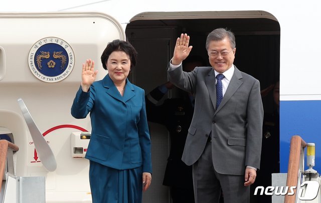 문재인 대통령과 부인 김정숙 여사가 10일 오후 경기도 성남시 서울공항에서 브루나이로 출국하며 손을 흔들어 인사하고 있다. 2019.3.10/뉴스1 © News1