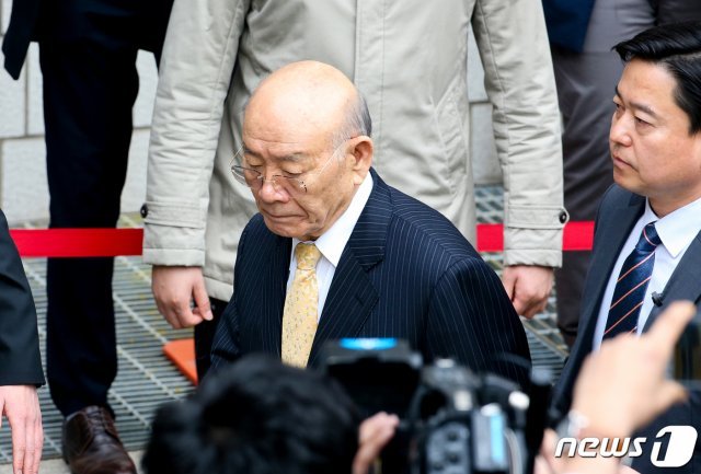 전두환 전 대통령이 5·18 민주화운동 관련 피고인으로 11일 광주지방법원에 들어서고 있다. 전씨는 2017년 4월 출간한 회고록에서 5·18 당시 헬기사격을 목격했다고 증언한 고(故) 조비오 신부를 ‘성직자라는 말이 무색한 파렴치한 거짓말쟁이’라고 비난하고 명예를 훼손한 혐의로 기소됐다. 2019.3.11/뉴스1 © News1