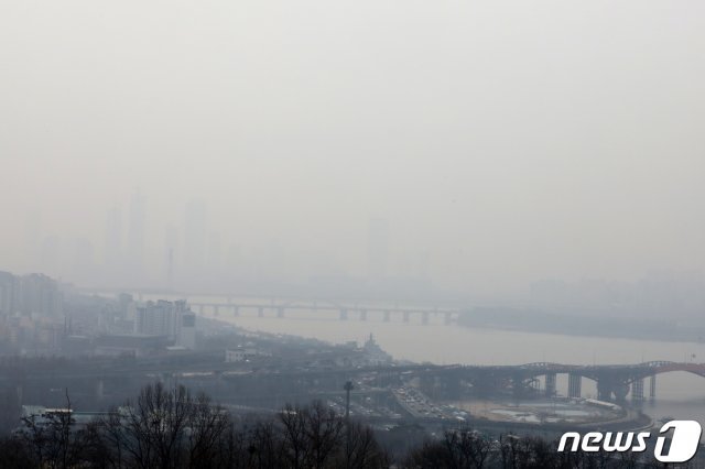 미세먼지와 초미세먼지 농도가 ‘나쁨’을 수준을 보인 11일 오전 서울 도심이 뿌옇게 보이고 있다. 뉴스1 © News1