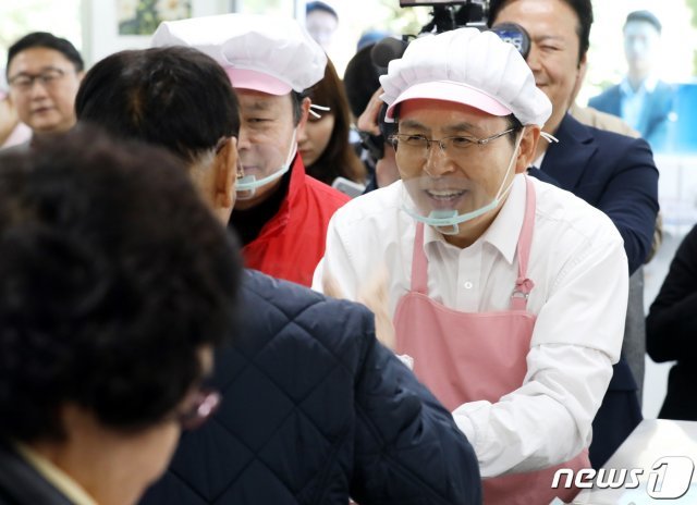 황교안 자유한국당 대표가 11일 오전 경남 창원시 성산노인종합복지관에서 급식봉사 중 시민에게 응원을 받고 있다. 2019.3.11/뉴스1 © News1