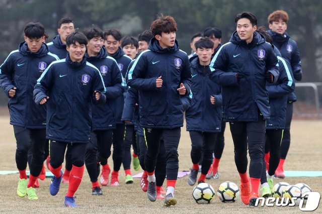 U-20 남자 축구대표팀 선수들이 11일 오후 경기 파주 NFC로 소집돼 훈련을 하고 있다. © News1