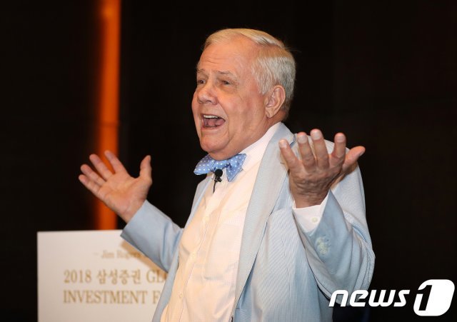 세계적 투자자로 평가 받는 짐 로저스 로저스홀딩스 회장이 2일 오전 서울 여의도 콘래드서울에서 한국경제 및 대북 경제협력 전망에 대해 강연을 하고 있다. © News1