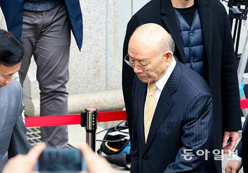 고(故) 조비오 신부 사자명예훼손 혐의를 받고 있는 전두환 씨가 재판 받기 위해 오후12시40분경 광주 동구 광주지방법원에도착후 차에서 내리고 있다. 박영철 기자 skyblue@donga.com