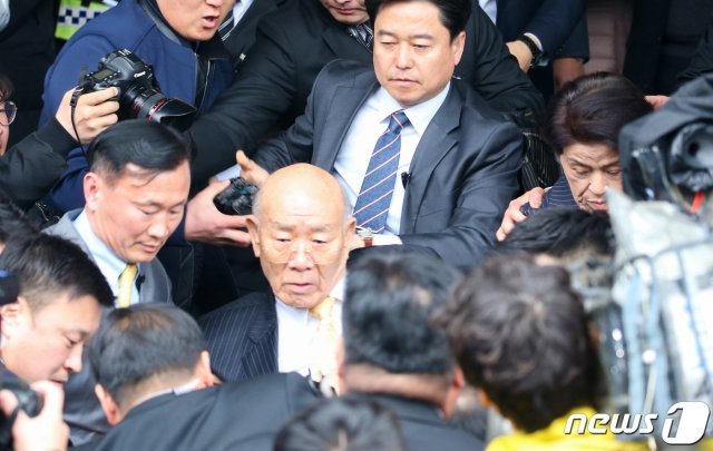 고(故) 조비오 신부 사자명예훼손 혐의를 받고 있는 전두환씨가 재판을 받은 후 광주 동구 광주지방법원에서 나가고 있다 . 프리랜서 장정필 © News1