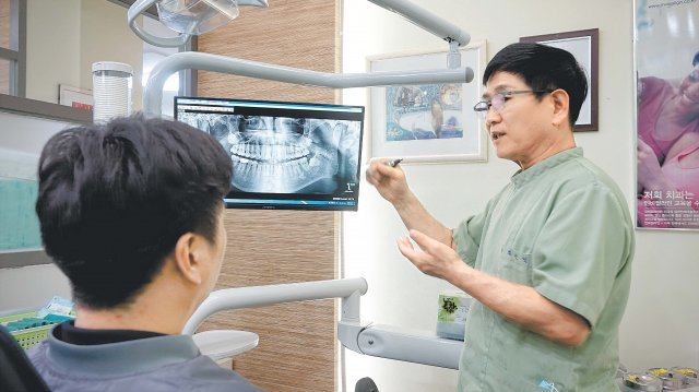 무절개 임플란트 시술은 치조골 조건이 좋지 않은 환자는 물론 감염위험이 높은 80, 90대 고령층도 안전한 시술이 가능하다. 개당 임플란트 식립 시간이 5분이면 충분하고 보철물 완성기간도 2개월이면 된다. 두레치과 제공
