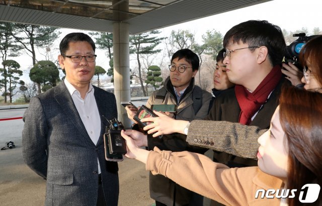 김연철 통일부 장관 후보자가 11일 오전 서울 종로구 남북회담본부로 첫 출근하며 취재진의 질의에 답하고 있다. 2019.3.11/뉴스1 © News1