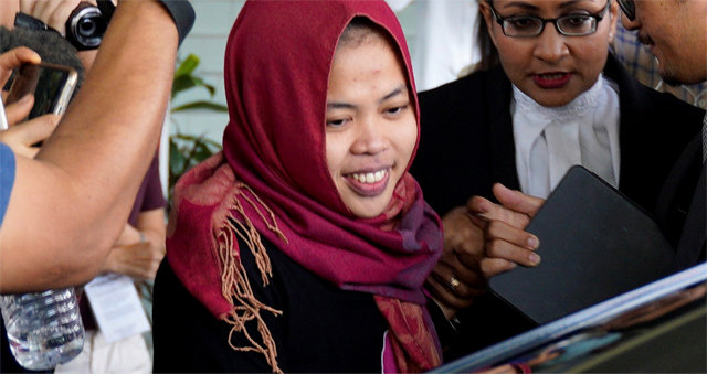 2017년 김정은 북한 국무위원장의 이복형 김정남을 독극물로 살해한 혐의로 체포된 인도네시아 여성 시티 아이샤(가운데)가 11일(현지 시간) 말레이시아 검찰의 기소 취소로 풀려나 법원을 나서고 있다. 쿠알라룸푸르=AP 뉴시스