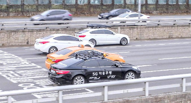 11일 세계 최초로 5G 기반 자율주행차 ‘A1’이 일반 차들과 함께 서울 강변북로를 달리고 있다. LG유플러스 제공