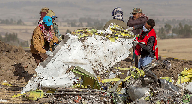 11일 에티오피아 수도 아디스아바바에서 남쪽으로 약 50km 떨어진 비쇼프투 지역 
인근에서 구조대원들이 산산조각 난 에티오피아항공 여객기의 잔해를 살펴보고 있다. 에티오피아 항공당국은 이날 항공기의 블랙박스를 
회수했다고 밝혔다. 승객 149명, 승무원 8명을 태웠던 이 여객기는 전날 아디스아바바에서 이륙한 지 6분 만에 추락해 탑승자 
전원이 사망했다. 아디스아바바=AP 뉴시스