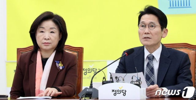 윤소하 정의당 원내대표(오른쪽)가 12일 서울 여의도 국회에서 열린 의원총회에서 모두발언을 하고 있다. 2019.3.12/뉴스1 © News1