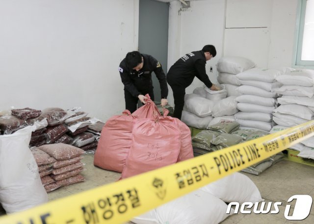 인천해경 경찰관들이 압수한 중국산 농산물을 확인하고 있다.(인천해경제공)© 뉴스1
