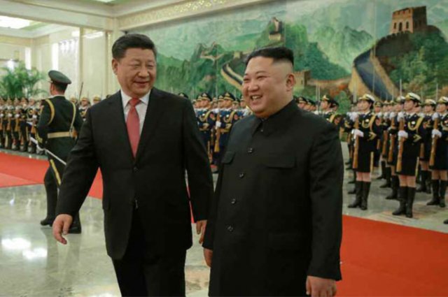 1월 중국 베이징에서 열린 4차 북-중 정상회담을 위해 만난 김정은 북한 국무위원장(오른쪽)과 시진핑 중국 국가주석. 뉴시스