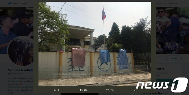 말레이시아 주재 북한 대사관 벽면에 자유조선이 한 것으로 추정되는 낙서가 그려졌다.  © 뉴스1