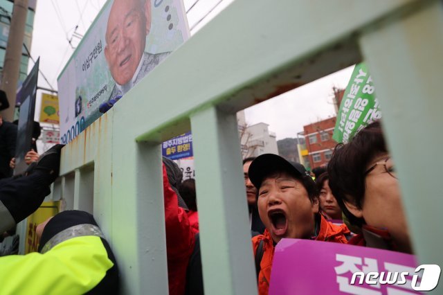 사자명예훼손혐의를 받고 있는 전두환 전 대통령이 광주지방법원에 출석한 지난 11일 오후 광주지법에서 시민들이 전 전 대통령을 규탄하고 있다. 2019.3.11/뉴스1 © News1