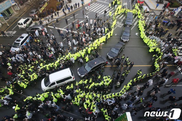 전두환 전 대통령이 5·18 관련 사자명예훼손 혐의로 11일 광주지방법원에서 재판을 마치고 법원을 나서자 시민들이 차량 행렬을 막아서고 있다. 2019.3.11/뉴스1 © News1