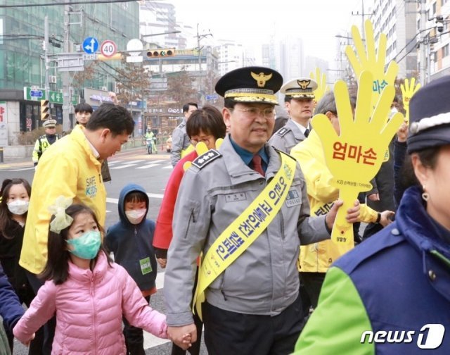 원경환 서울지방경찰청장이 12일 서울북가좌초등학교에서 어린이들과 교통안전 캠페인을 진행하고 있다.(서울지방경찰청 제공). 2019.3.12/© 뉴스1