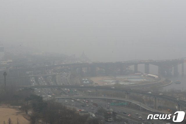 중국발 스모그가 유입되면서 서울과 수도권 지역에 초미세먼지 주의보가 발령된 12일 오전 서울 하늘공원에서 바라본 도심 일대가 뿌옇게 보인다. 2019.3.12/뉴스1 © News1