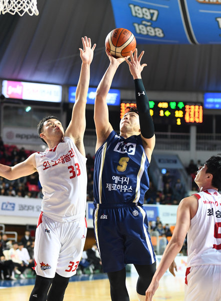 KCC 이정현(오른쪽). 사진제공｜KBL