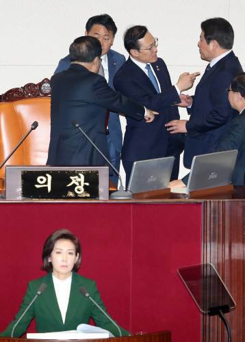 자유한국당 나경원 원내대표가 12일 오전 서울 여의도 국회에서 열린 본회의에서 교섭단체 대표연설 도중 “대한민국 대통령이 김정은 
수석대변인” 발언과 관련해 더불어민주당 홍영표 원내대표가 자유한국당 정양석 원내수석부대표에게 항의하고 있다. 사진=뉴시스