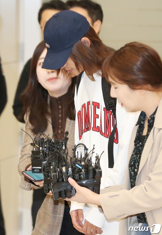 이성과의 성관계를 불법 촬영해 유포한 혐의로 입건된 가수 정준영(30)이 12일 오후 인천국제공항을 통해 입국하고 있다. © News1