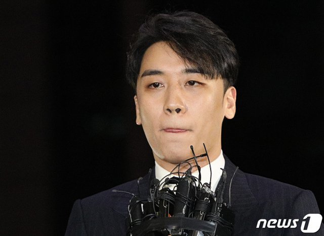 가수 승리(본명 이승현)가 27일 오후 서울 종로구 서울지방경찰청으로 출석하고 있다. © News1