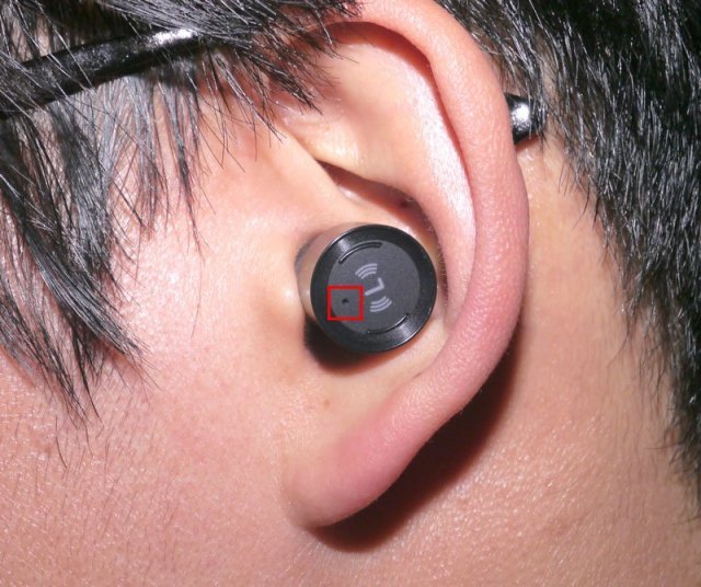 이어폰 측면의 마이크 구멍 (출처=IT동아)