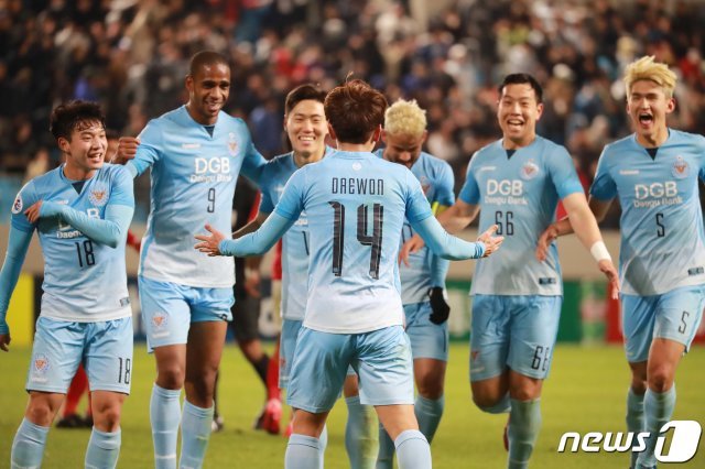 12일 오후 대구 북구 고성동 포레스트 아레나에서 열린 아시아축구연맹(AFC) 챔피언스리그 대구FC와 광저우 에버그란데의 경기에서 후반 82분 대구FC 김대원(14번)이 골을 성공시킨 뒤 기뻐하고 있다. 2019.3.12/뉴스1 © News1