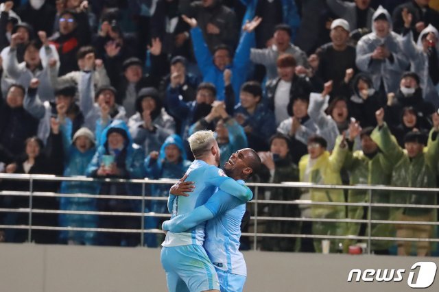 12일 오후 대구 북구 고성동 포레스트 아레나에서 열린 아시아축구연맹(AFC) 챔피언스리그 대구FC와 광저우 에버그란데의 경기에서 전반 43분 대구FC 에드가가 두 번째 골을 성공시킨 뒤 세징야와 포옹하며 기뻐하고 있다. 2019.3.12/뉴스1 © News1