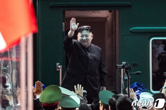 김정은 북한 국무위원장이 4박 5일간의 베트남 방문 일정을 마친 3월2일 오후 베트남 랑선성 동당역에서 평양행 전용열차에 올라 환송 인파에게 손인사를 하고 있다. 2019.3.2/뉴스1 © News1
