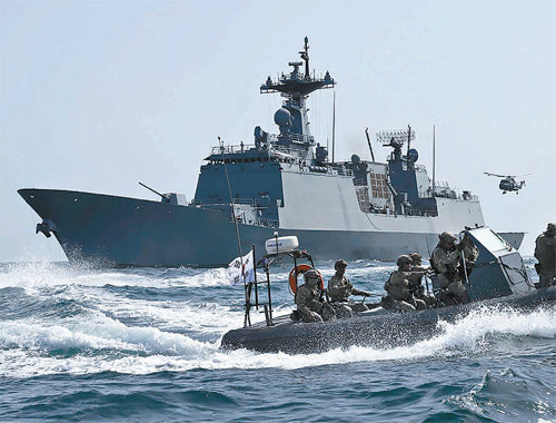 파병 10주년을 맞는 청해부대 28진(최영함) 장병들이 9일 아덴만 해역에서 해상훈련을 하고 있다. 해군 제공
