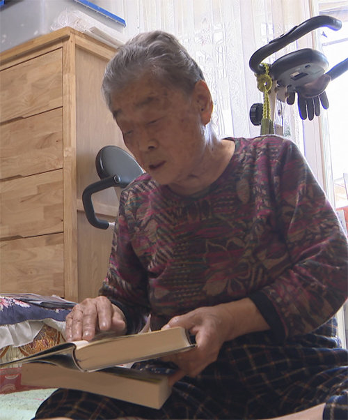 90세인 김성주 씨가 11일 경기 안양시 자택에서 근로 정신대 피해를 떠올리며 힘들어하고 있다. 경기도 제공