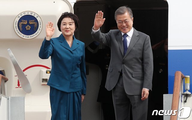 문재인 대통령과 부인 김정숙 여사가 10일 오후 경기도 성남시 서울공항에서 브루나이로 출국하며 손을 흔들어 인사하고 있다. 2019.3.10/뉴스1 © News1